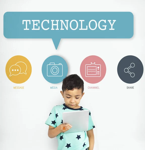 Dijital tablet kullanan çocuk — Stok fotoğraf
