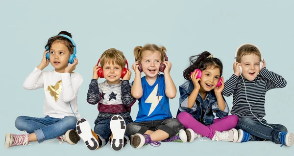 Entzückende Kinder beim Musikhören — Stockfoto