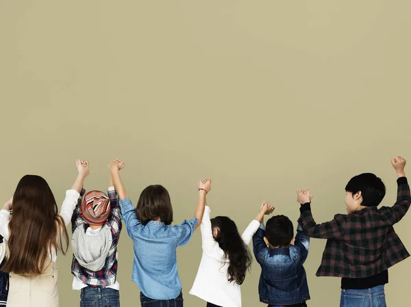 Děti drží zvedl ruce — Stock fotografie