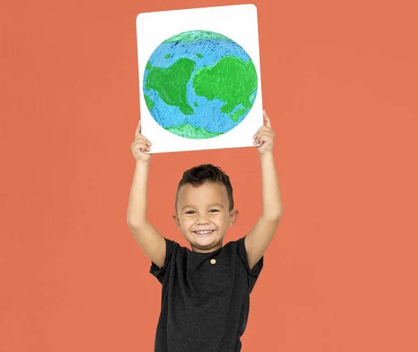 Junge mit globalem Pappkarton — Stockfoto