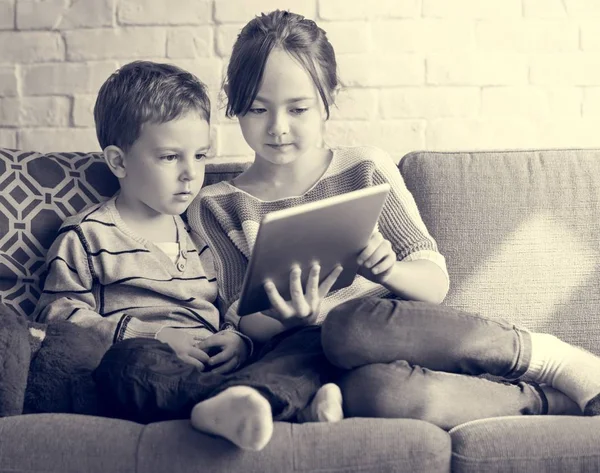 Soeur et frère utilisant la tablette numérique — Photo