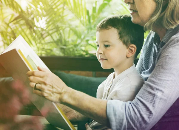 Abuela y nieto leyendo libro — Foto de Stock