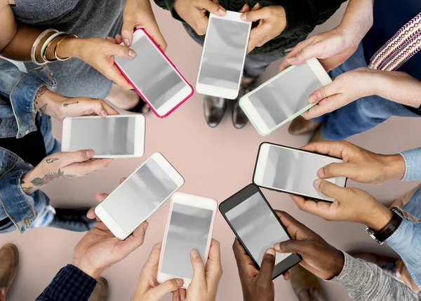 People using smartphones — Stock Photo, Image