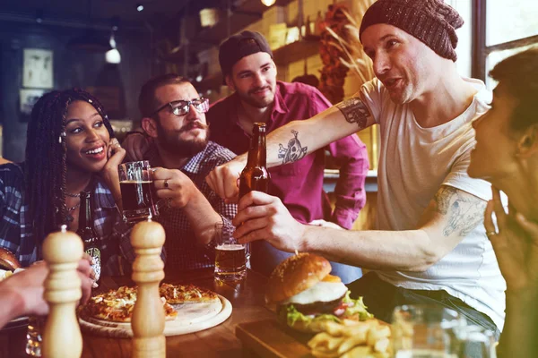 Vrienden op een feestje praten — Stockfoto