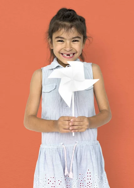 Девочка держит бумажную ветряную мельницу — стоковое фото
