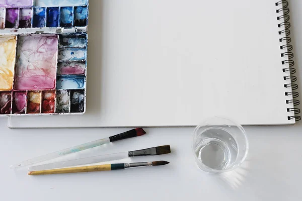 Aquarela pintar e esboço pad — Fotografia de Stock