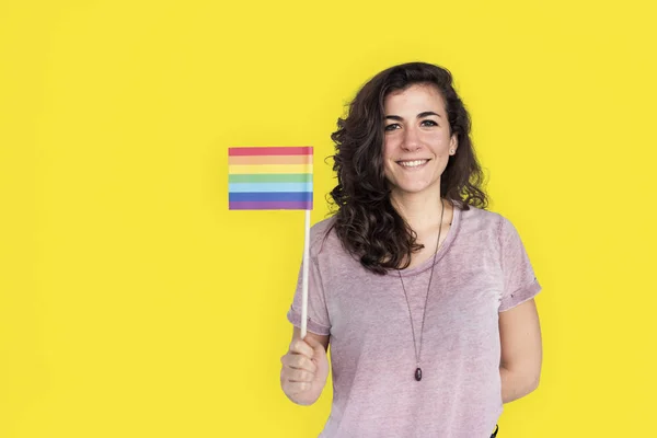 Mujer sosteniendo bandera LGBT — Foto de Stock