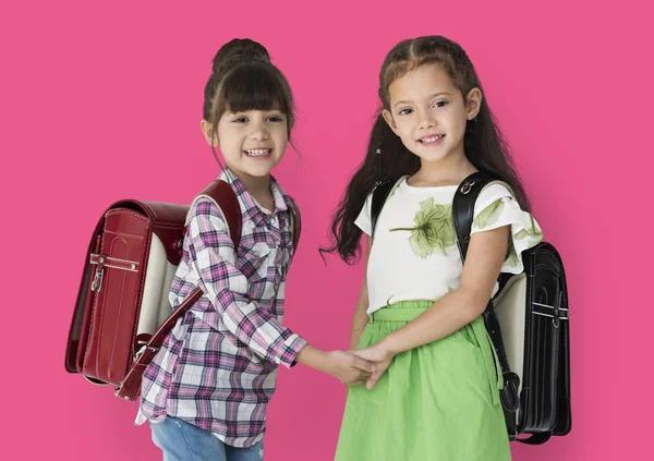 Duas meninas da escola com mochilas — Fotografia de Stock