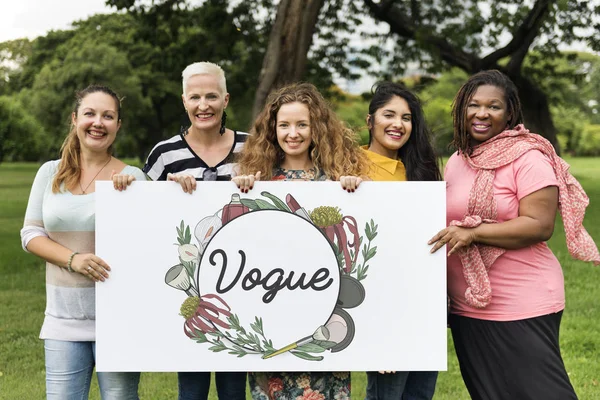 Cinco mujeres sonrientes sosteniendo pancarta —  Fotos de Stock