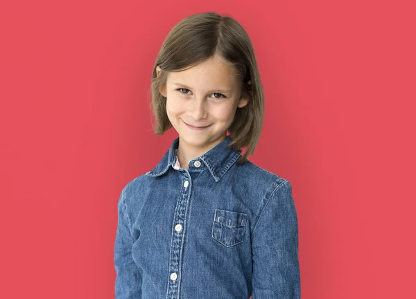 Kleines Mädchen trägt Jeans-Shirt — Stockfoto