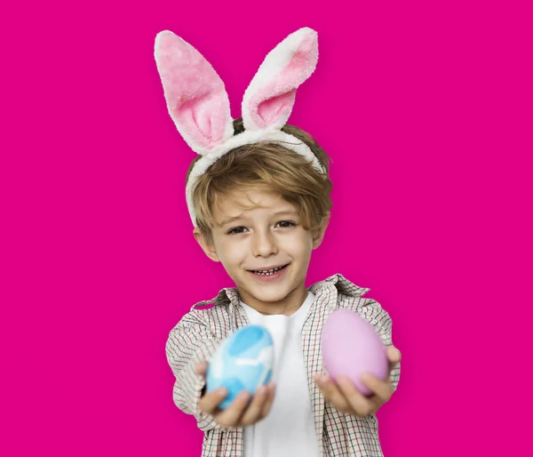 Roztomilý chlapec s velikonoční vajíčka — Stock fotografie