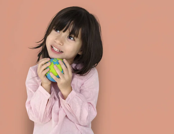 Chica holding globo — Foto de Stock