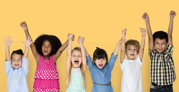 Kinderen houden handen — Stockfoto