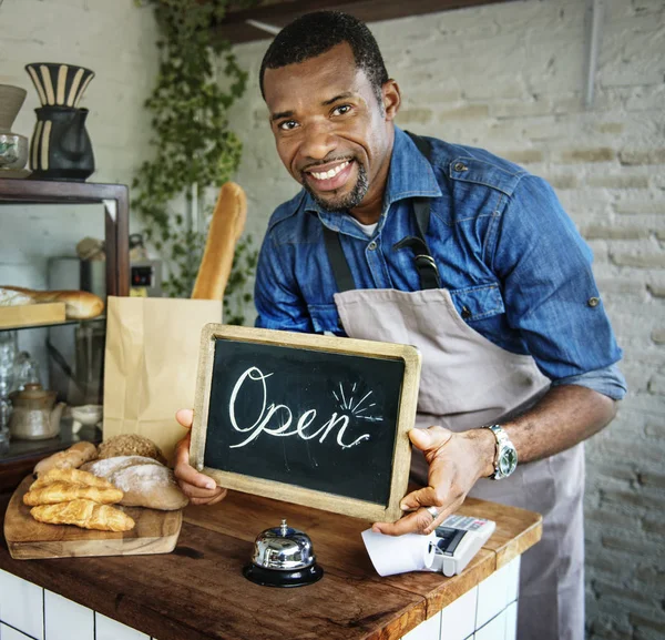 Blackboard Küçük Eşya Açık Kavramı Ile Afrika Adam — Stok fotoğraf