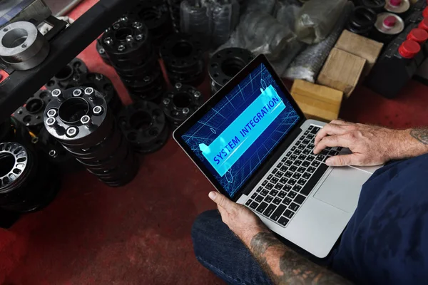 Man met laptop in werkplaats — Stockfoto