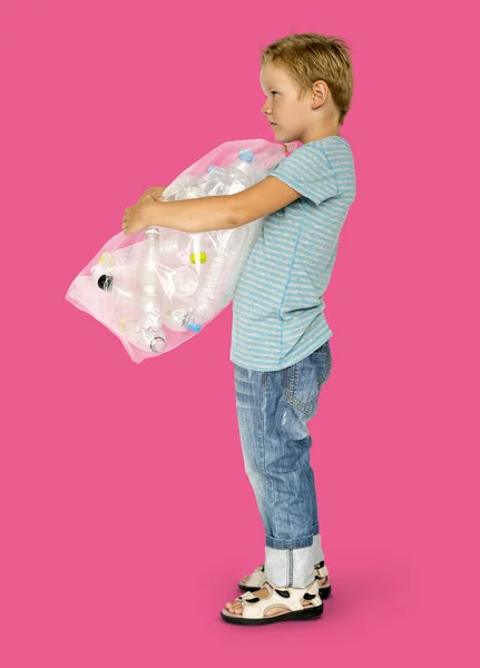 Pojken håller påsen av plastflaskor — Stockfoto