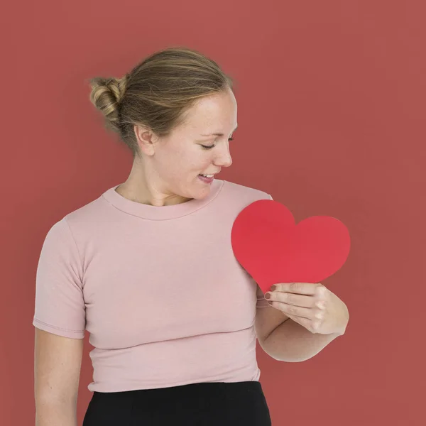 Donna guardando il cuore di carta — Foto Stock