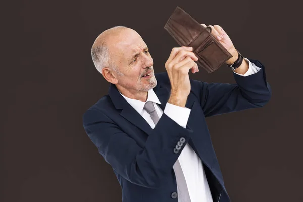 Homme d'affaires regardant dans le portefeuille — Photo