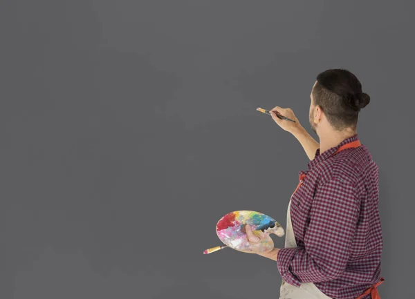 Artista masculino desenho com paleta e escovas — Fotografia de Stock