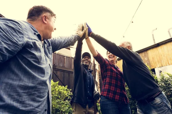 Les gens mettent les mains ensemble — Photo