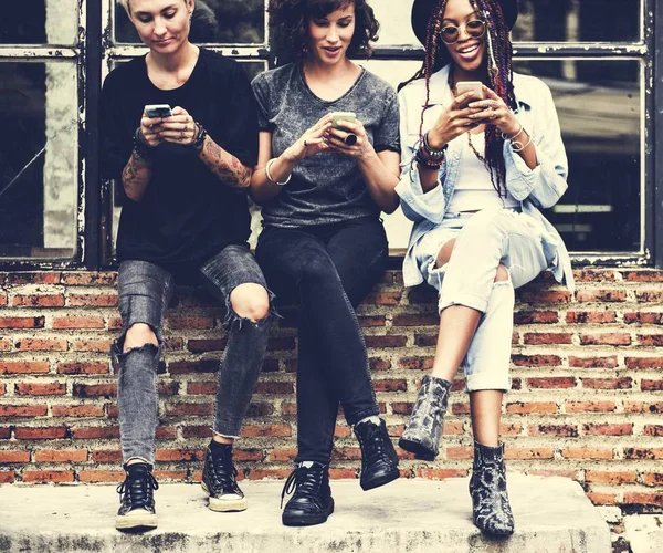 Donne che tengono il telefono cellulare — Foto Stock