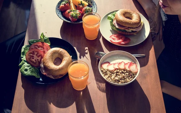 Tahta masada sağlıklı bir kahvaltı. — Stok fotoğraf