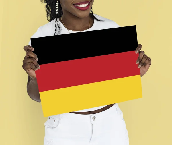 Afrikanerin mit Papierplakat — Stockfoto