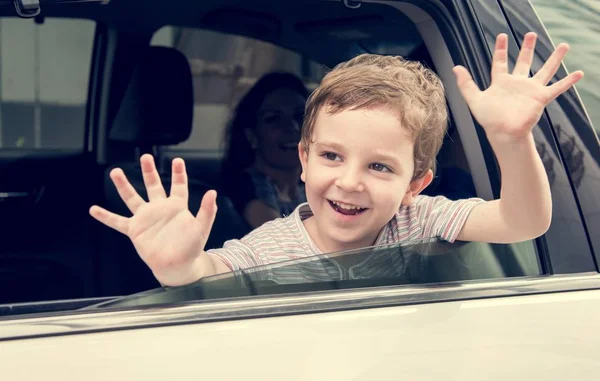 Junge im Auto schaut ins Fenster — Stockfoto