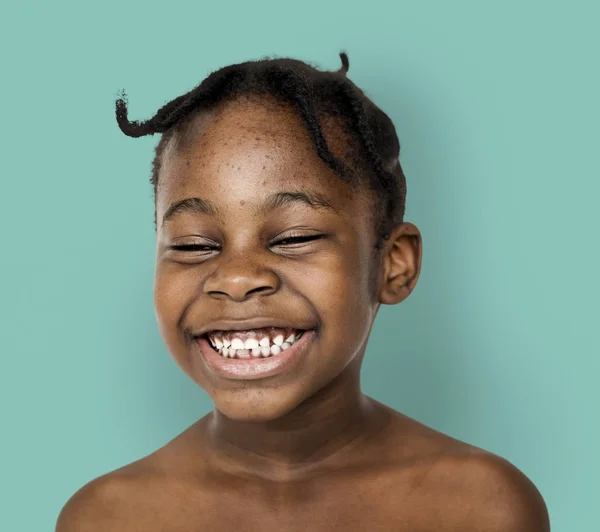 Süßes afrikanisches Mädchen lacht — Stockfoto