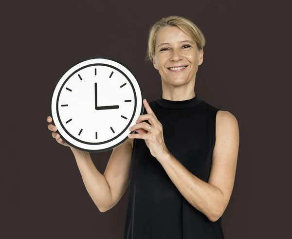 Uśmiechnięta kobieta trzymając papier zegar — Zdjęcie stockowe