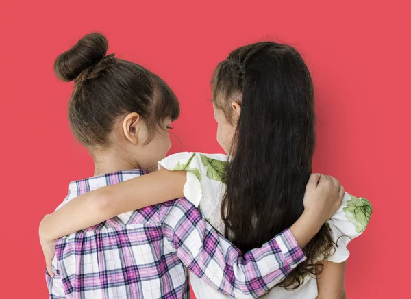Twee meisjes elkaar omarmen — Stockfoto