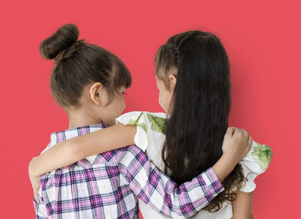 Duas meninas abraçando um ao outro — Fotografia de Stock