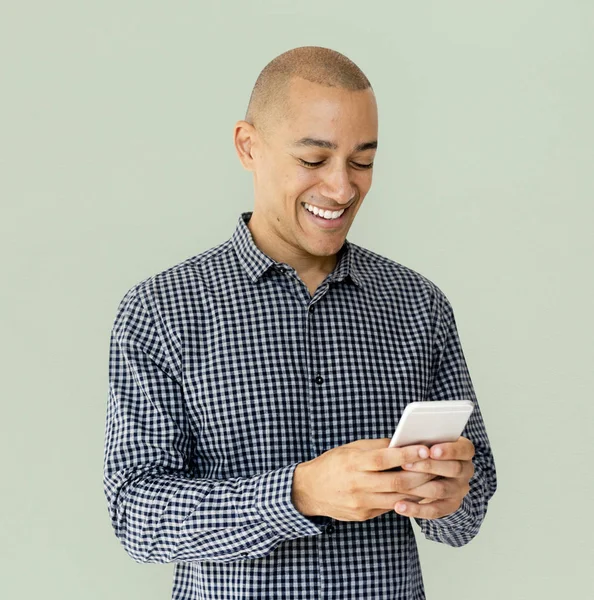 Ο άνθρωπος που χαμογελά χρησιμοποιώντας smartphone — Φωτογραφία Αρχείου