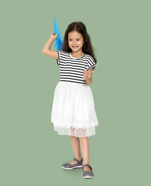 Menina segurando avião de papel — Fotografia de Stock