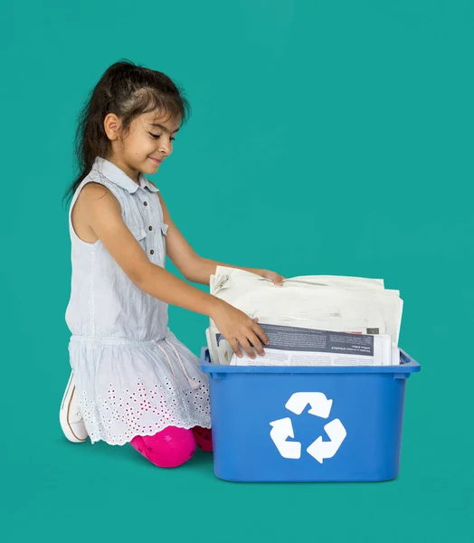 リサイクル可能な紙と小さな女の子 — ストック写真
