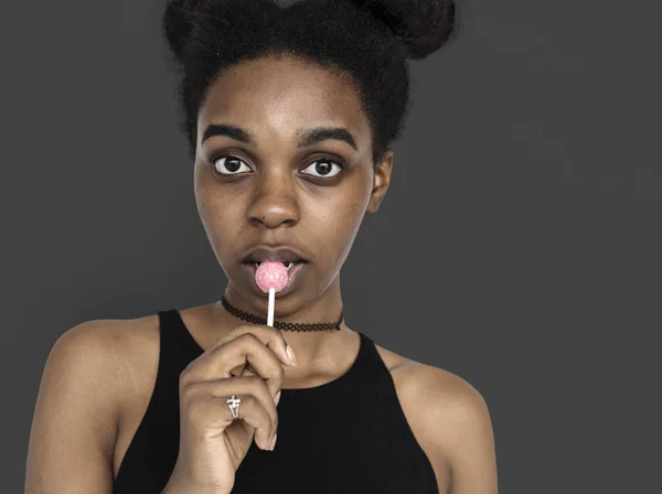 Tonårig flicka äter lollipop — Stockfoto