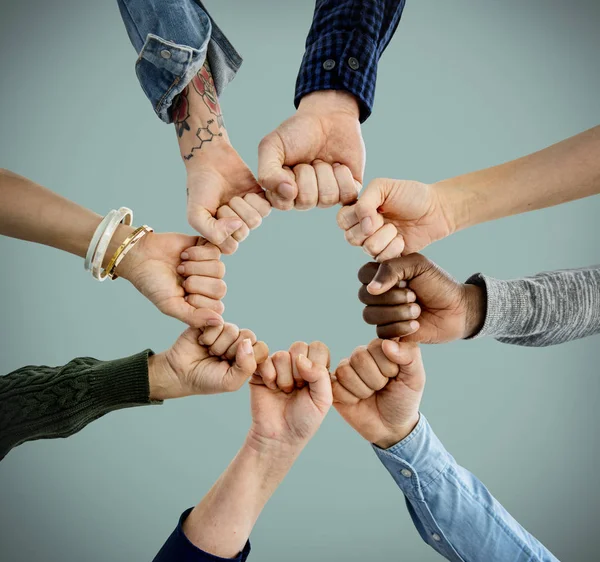 Mensen bedrijf vuisten in cirkel — Stockfoto