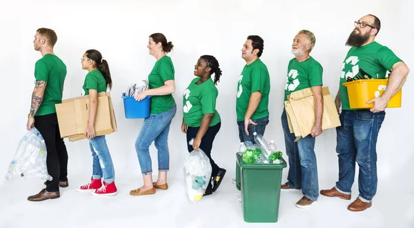 Люди зі сміттєвими баками — стокове фото