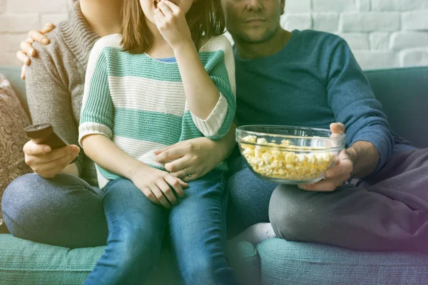 Rodina jíst popcorn — Stock fotografie