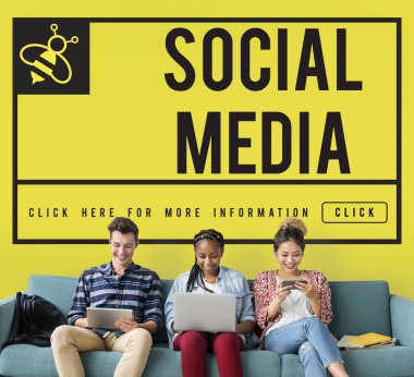 Arkadaşlar dijital cihazlar kullanarak 