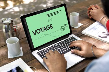 dizüstü bilgisayarda çalışan olgun adam