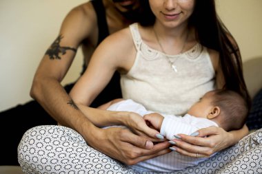 uyuyan bebek tutan anne