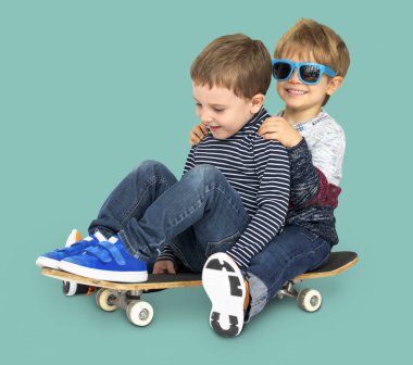 Küçük çocuklar kaykay üzerinde sürme 