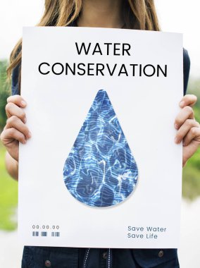 su damlası ile banner tutan kadın