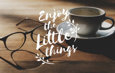 fincan kahve ve gözlük 