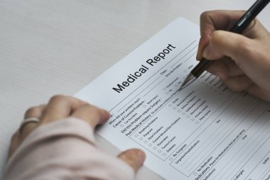 kişi holding kalem ve yazma