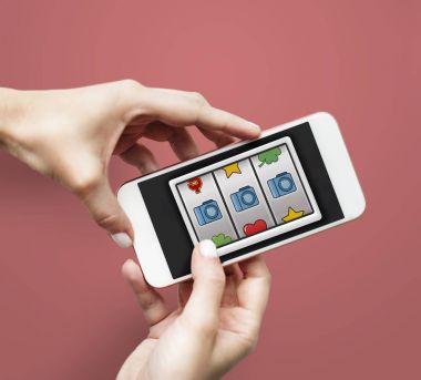 İnsan eli akıllı telefonu tutar