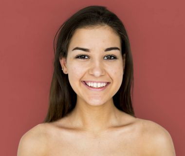 Yüz gülümseyen kadın