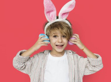 Paskalya yumurtaları ile gülümseyen sevimli çocuk 