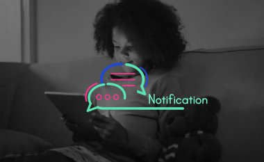 Dijital tablet kullanan kız